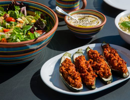 Rezept für gefüllte Zucchini Schiffchen mit Tofu-Tomaten Füllung - glutenfrei vegan