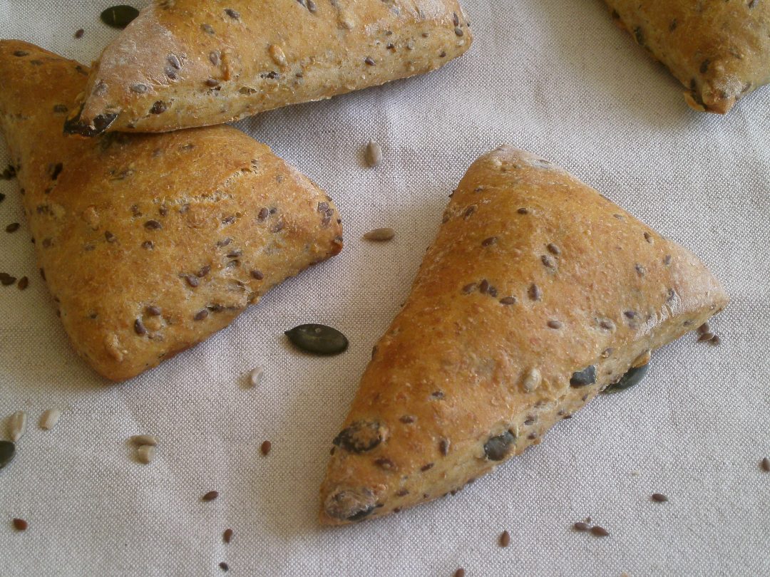 Rezepte - Brötchen - körnige Dreiecksbrötchen - vegan - weizenfrei - backen