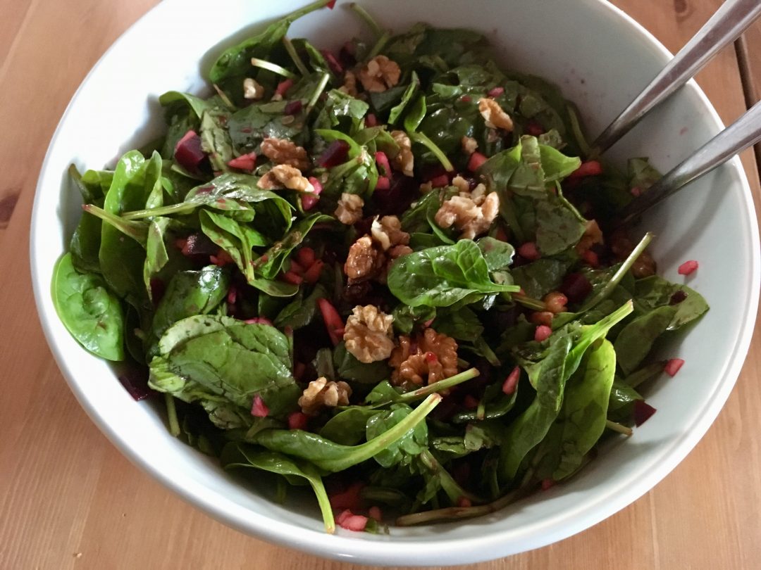 Rezepte Salat Spinatsalat mit roter Beete und Walnüssen - pflanzenbasiert - basisch - vegan - glutenfreie - vollwertig - soulfood