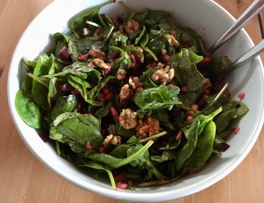 Rezepte Salat Spinatsalat mit roter Beete und Walnüssen - pflanzenbasiert - basisch - vegan - glutenfreie - vollwertig - soulfood