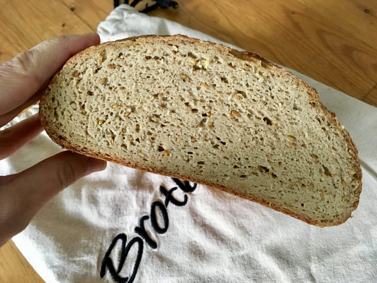 glutenfreies Brot mit Sauerteig und Flohsamenschalen - basisches Ernährung - glutenfrei - vegan - vollwertig